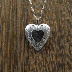 18" Silver Tone Scrolled Heart Locket Pendant Necklace Vintage Costume Jewelry Beautiful Elegant Brilliant Everyday Minimalist Cute Everyday