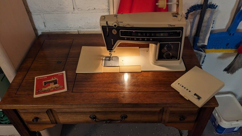 Singer 560 Diana Sewing Machine And Table