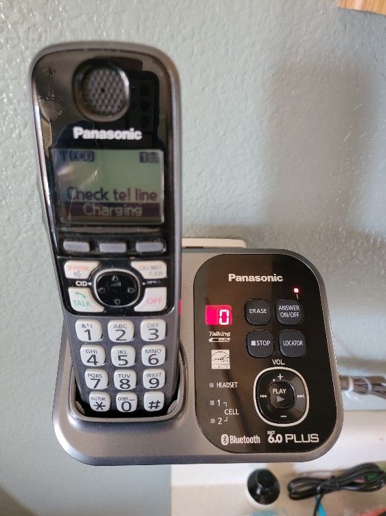 Panasonic 4 Headset Wireless Bluetooth With Answering Machine 6.0 Model KT-TG7731