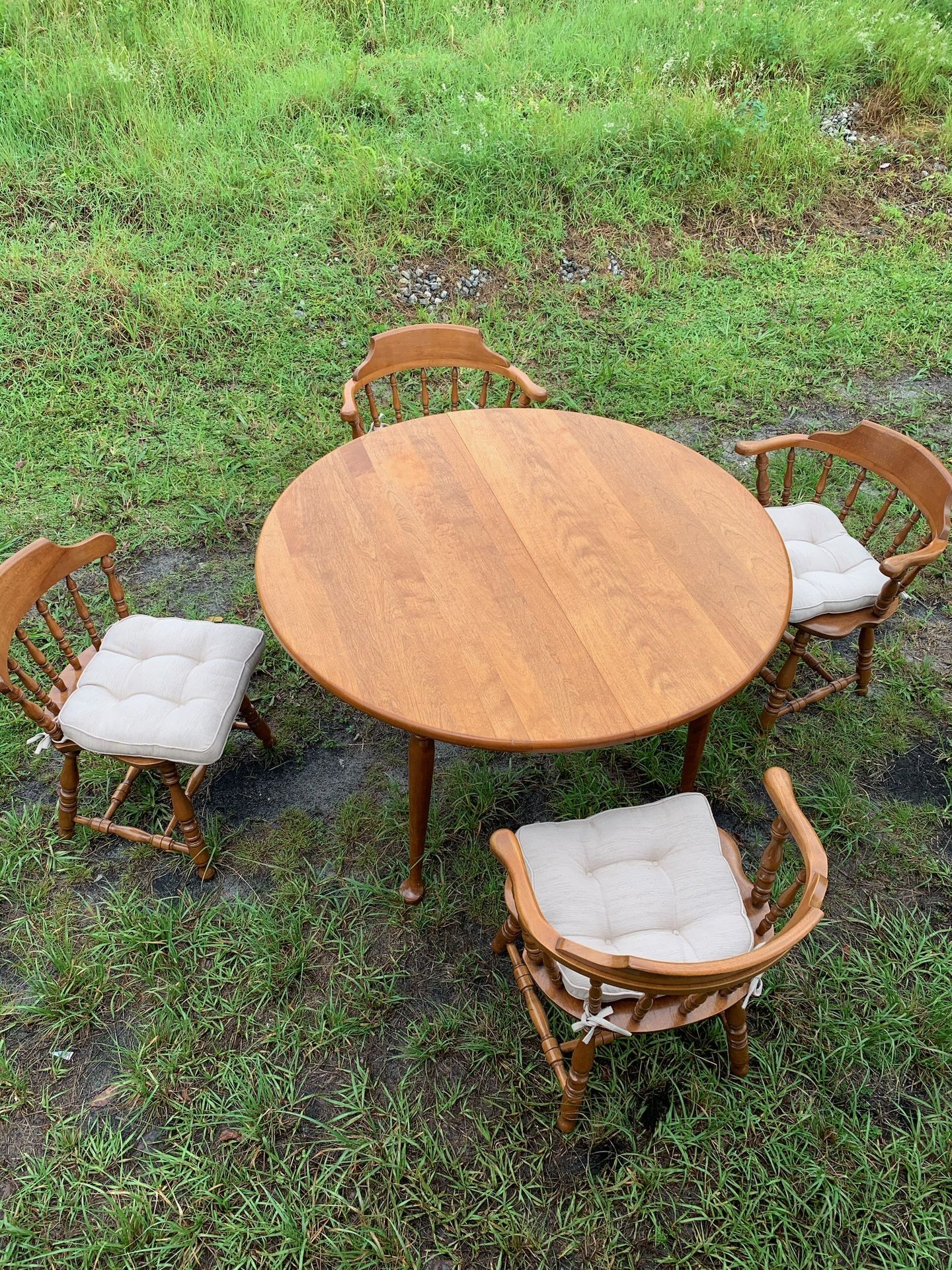 Kitchen table with leaf/6 chairs with cushions