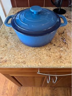 Nearly new cast iron dutch oven