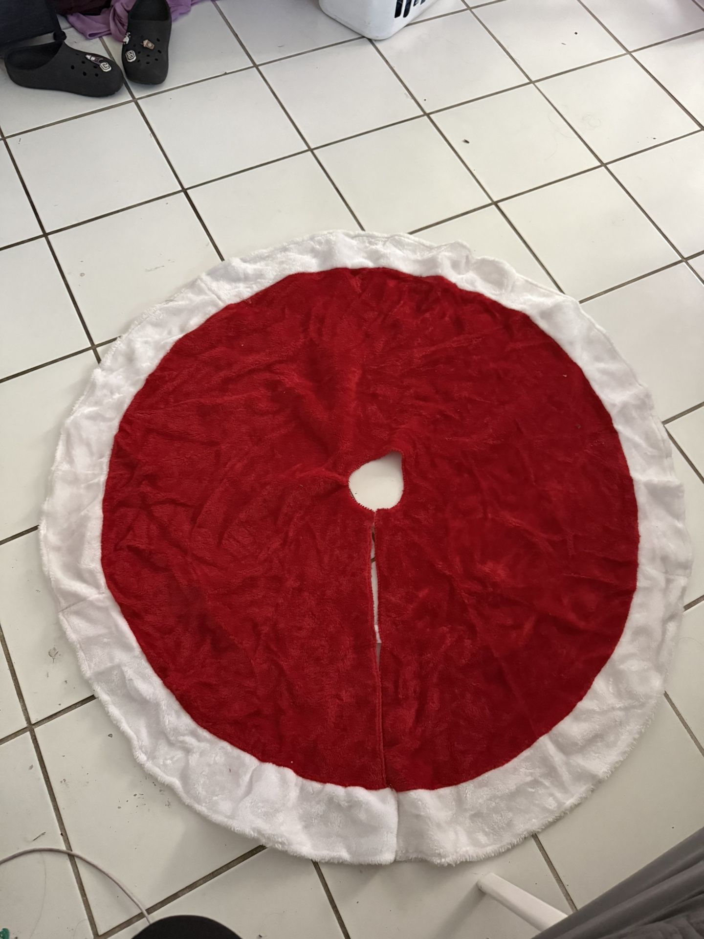 Beautiful Red Tree Skirt