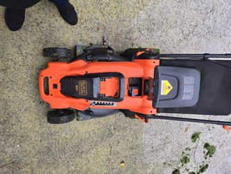 Black and Decker 40v push mower with 3 batteries