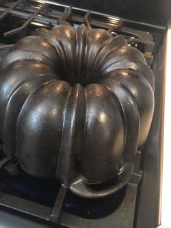 My cast iron cake pan for bundt cake : r/castiron