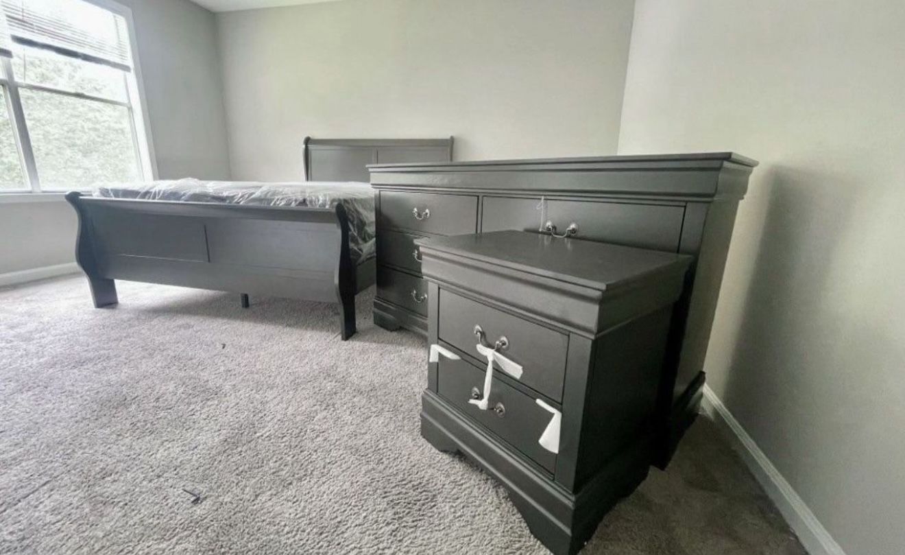 Black Friday Sale!! Get a Full or Queen Size Bed With Dresser & Mirror and Night Stand β all for just $698!