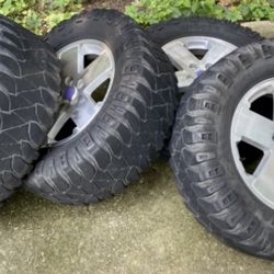 4 Used Mickey Thompson mudders and 1 NEW spare on Jeep JK Stock Wheels  (size  255/80/17)