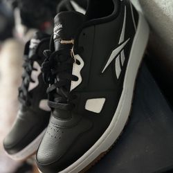 new reeboks brand new in box 40$ size 12