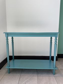 Coastal-Inspired Console Table with Lower Shelf – Excellent Condition
