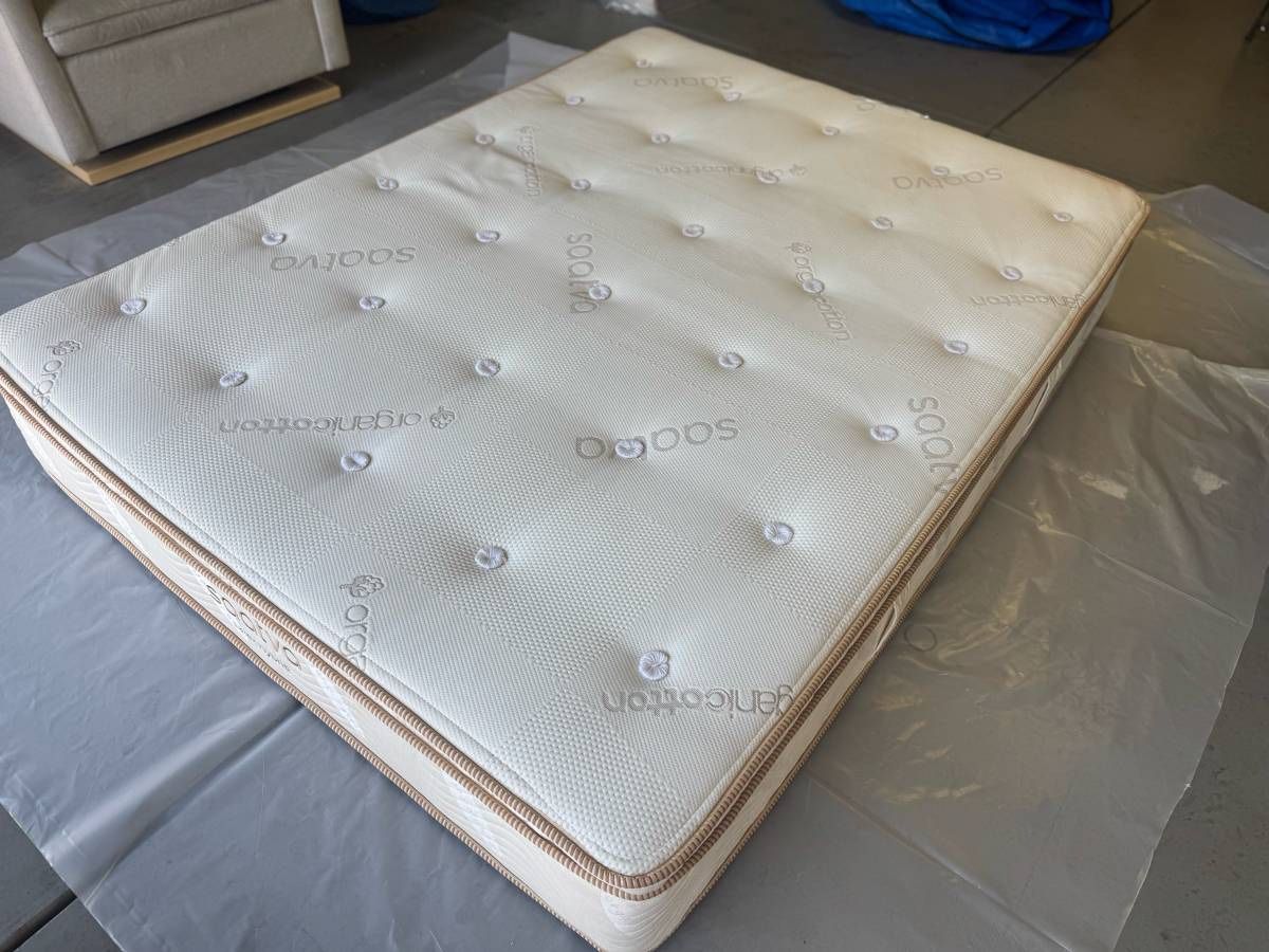 Like New Queen Saatva Latex Hybrid Mattress