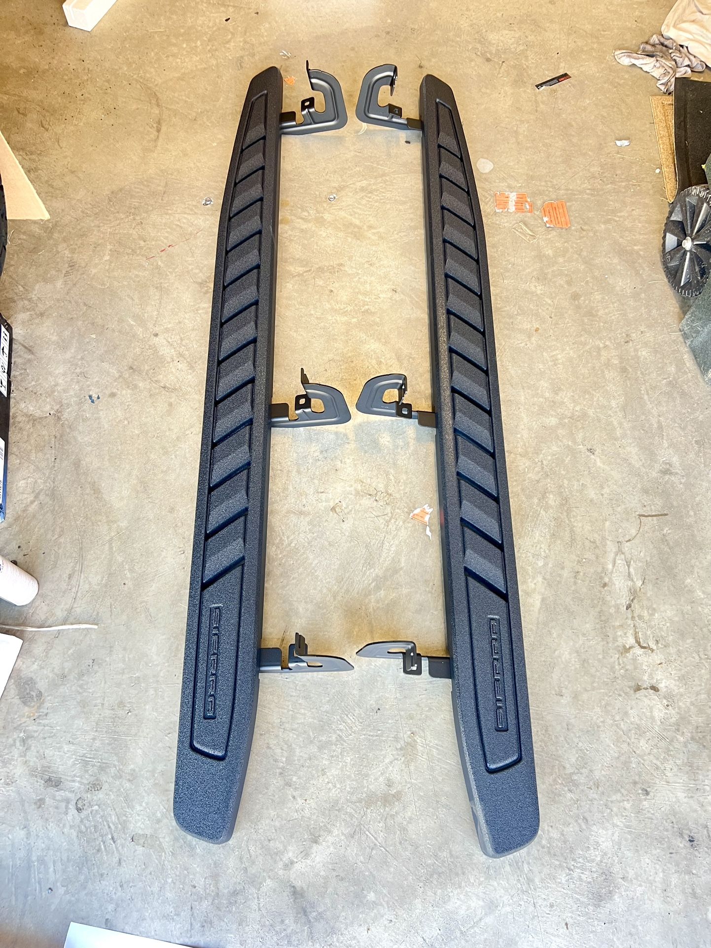 NEW OEM GM 19-24 GMC Sierra 1(contact info removed) 3500 Double Cab Assist Steps in Black
