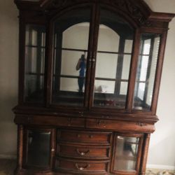 2pc China cabinet good condition.