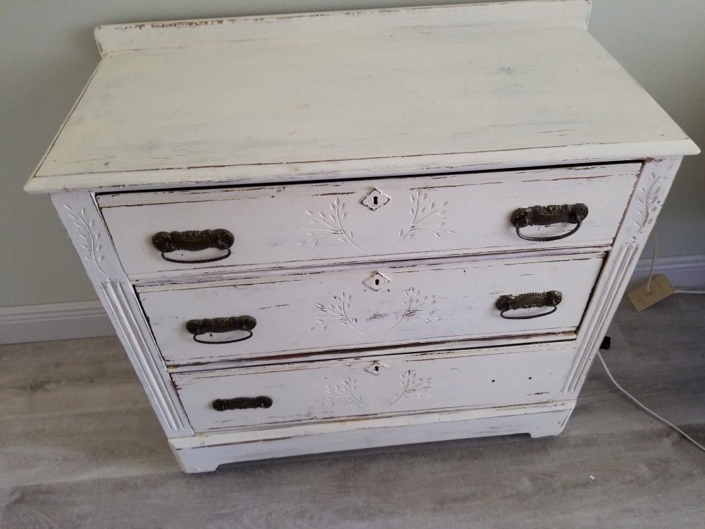 Chabby chic chest of 3 drawers