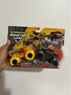 Monster Jam Classroom Crusher vs Mayhem Diecast 2-Pack Monster Trucks Yellow
