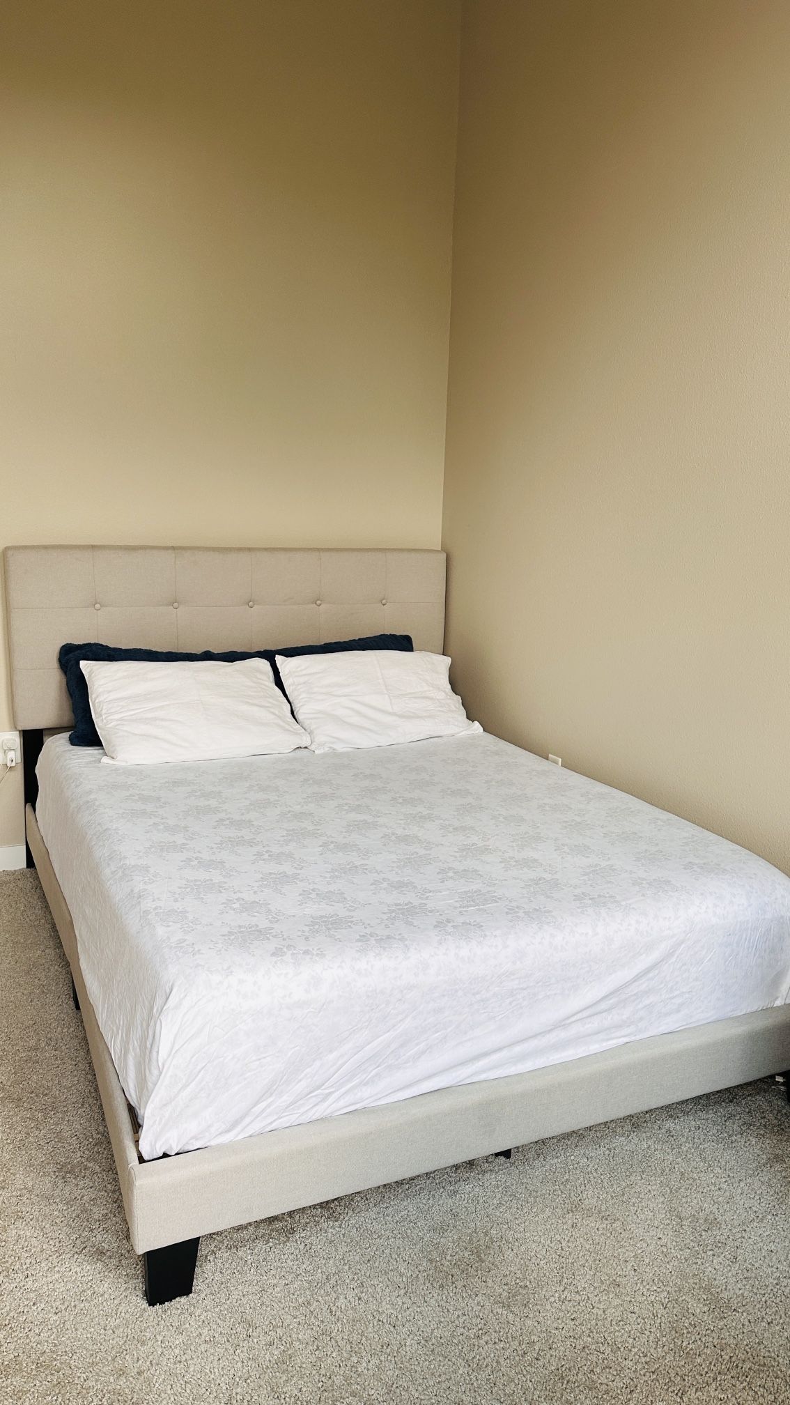 Queen Size Comfy Mattress for Sale – Great Condition & Great Price!