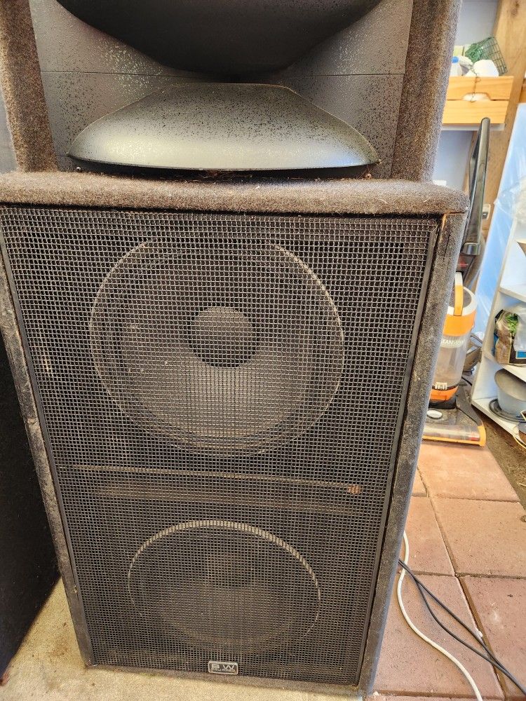 Peavey SP 4TI PA speakers