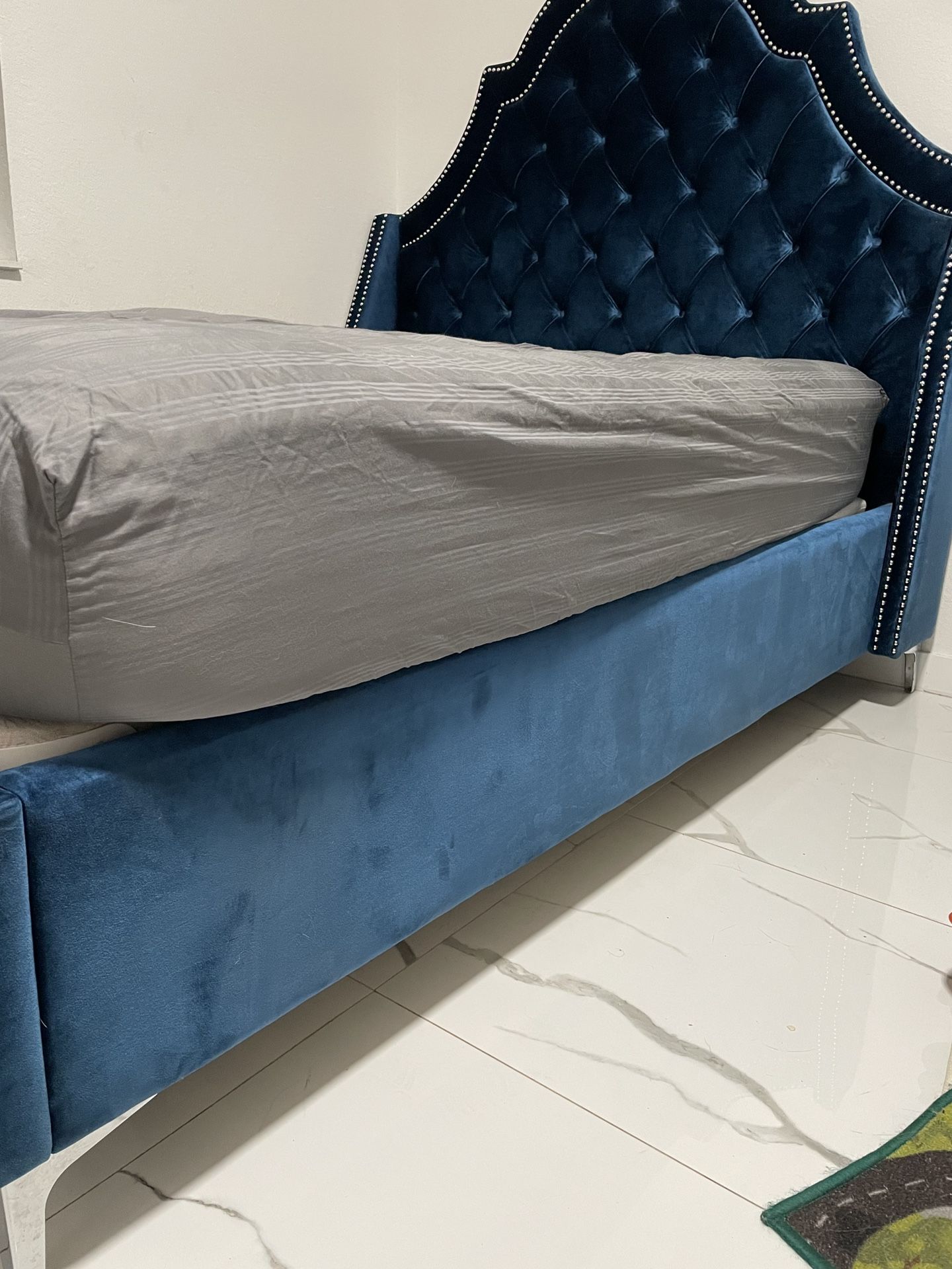 Full Side Bed Barely Used 