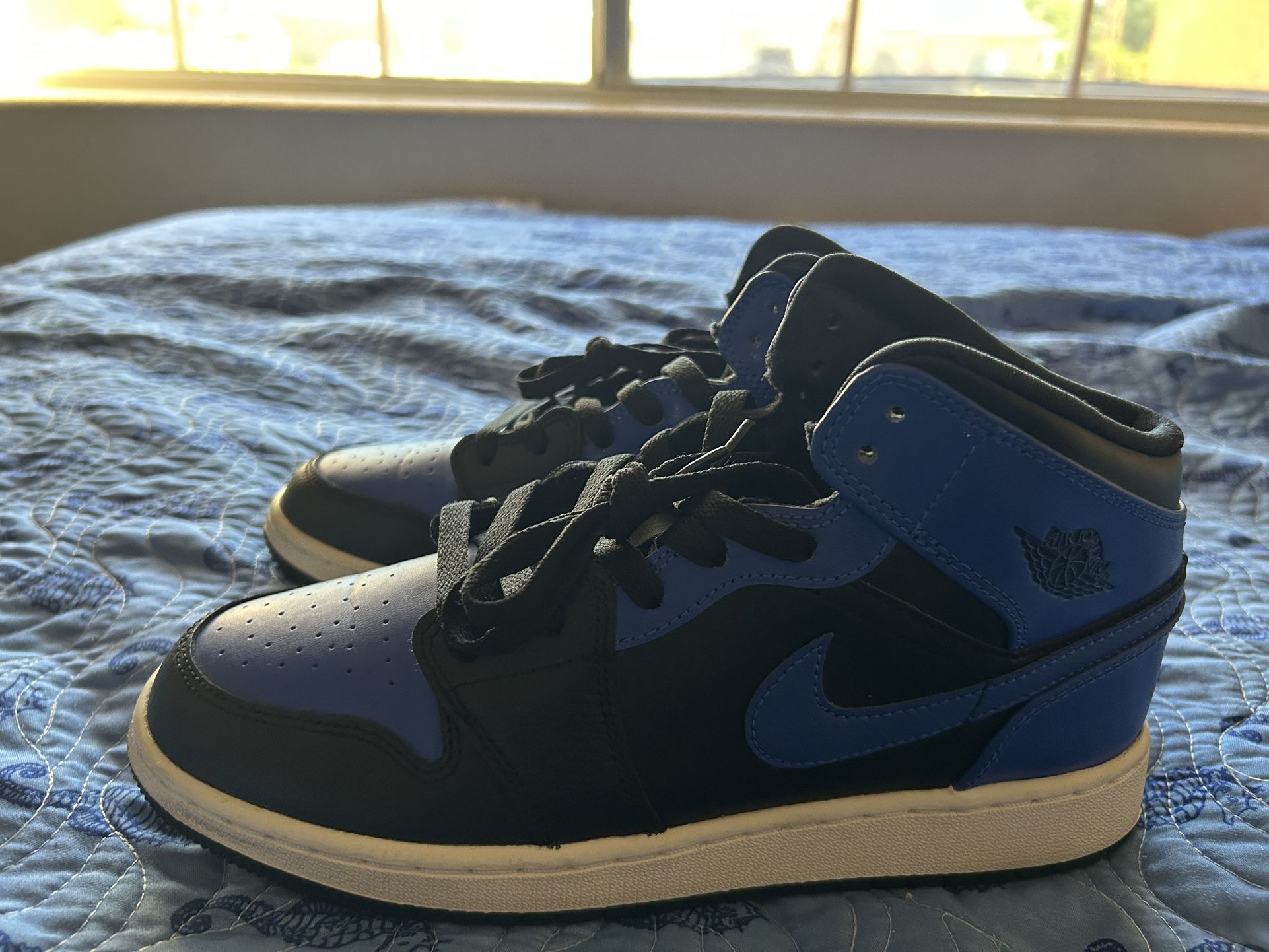 Youth Jordan 1 mid royal blue size 7Y