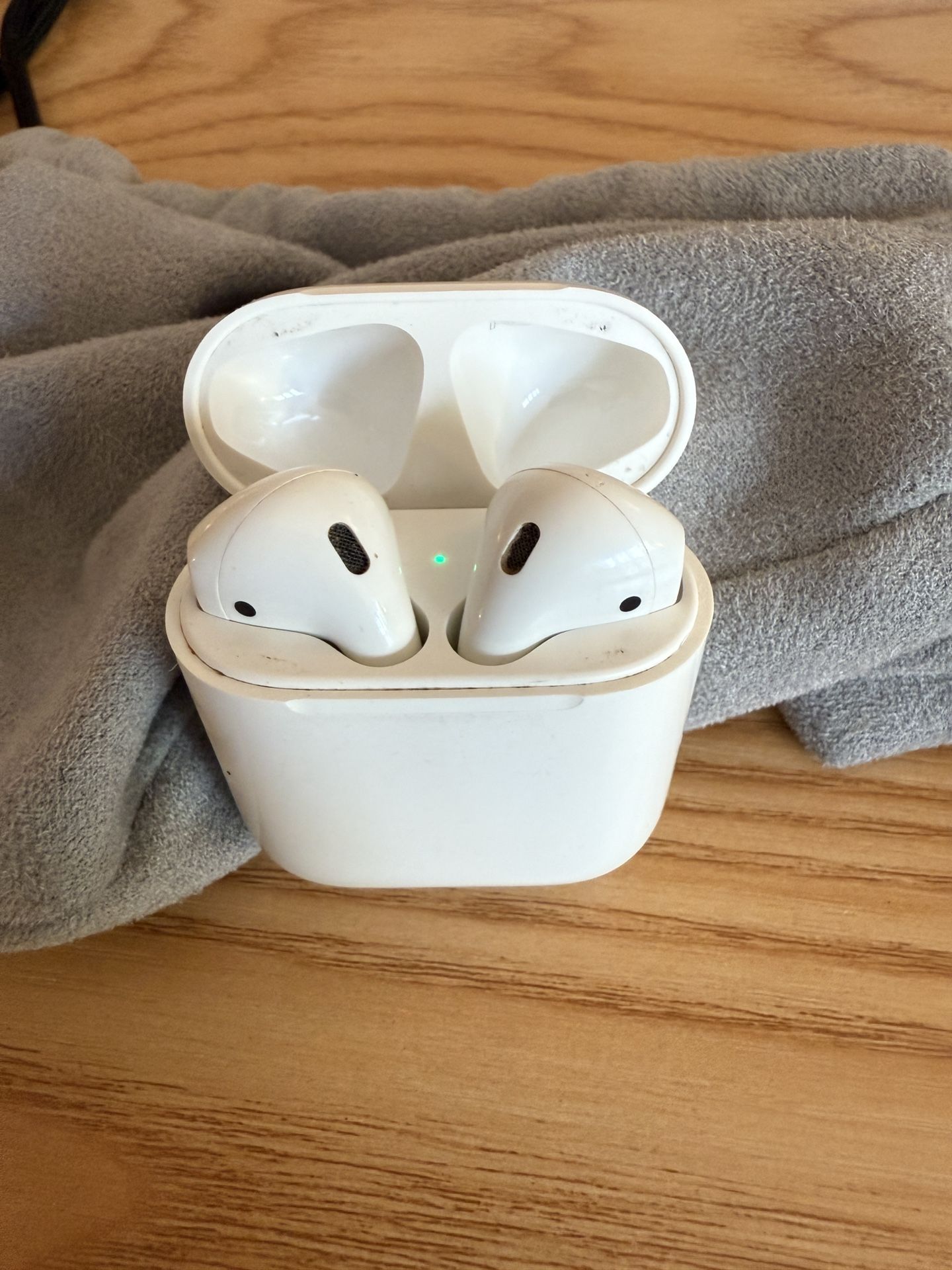 Apple AirPods (1st Gen) with Charging Case