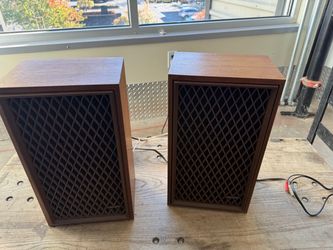 Up for sale is a pair of vintage Realistic Nova-5 2-way bookshelf speakers made by Radio Shack (A Division of Tandy Corporation). These feature classi