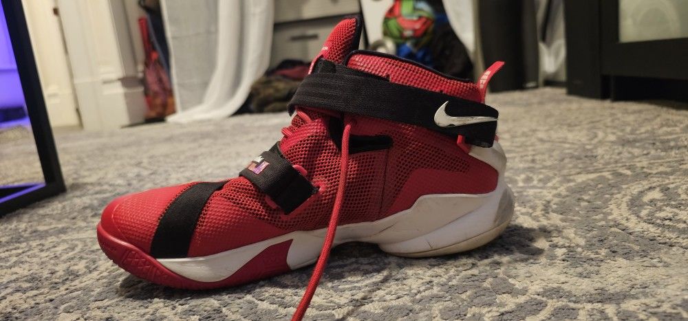 Red Lebrons Soilder 9 / Shoes