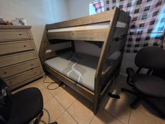 Bunk bed w/ Stairs