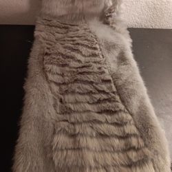 GORGEOUS NEW Banana Republic 8"Wx48"L Grey Faux Fur Stole.
