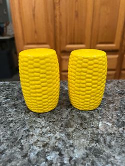 Vintage Ceramic Corn on the Cob Pair of Salt and Pepper Shakers.  Size approximately 3 inches tall.  Preowned never used .