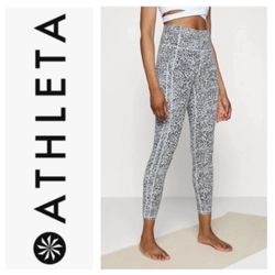 LIKE NEW!  Athleta Ultimate Stash Textured 7/8 Leggings in Camilla Water Violet