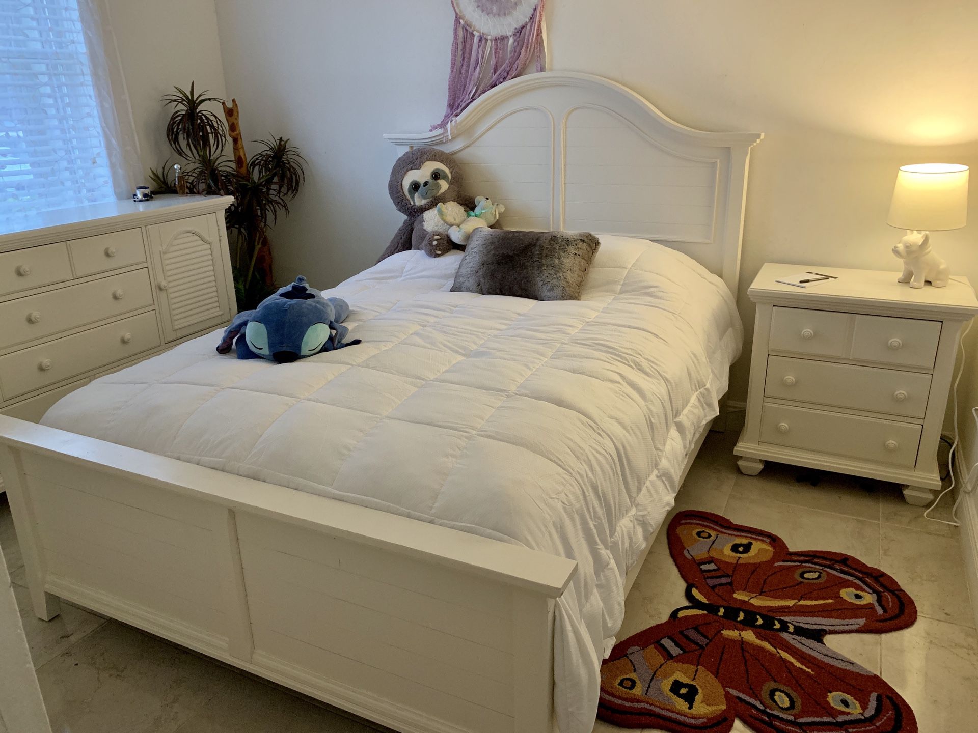 BEAUTIFUL Broyhill Queen Bedroom Set!!