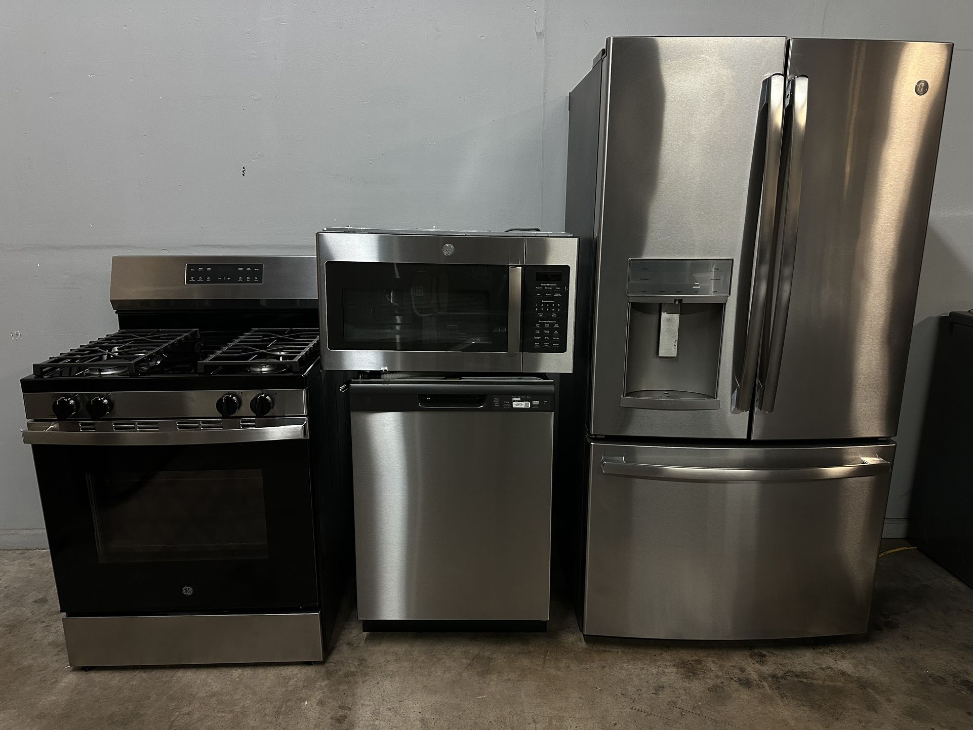 BEAUTIFUL GE STAINLESS STEEL KITCHEN APPLIANCE SET LIKE NEW