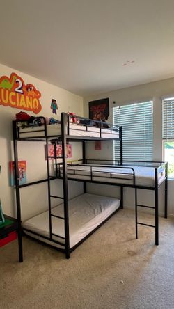 Triple bunk beds