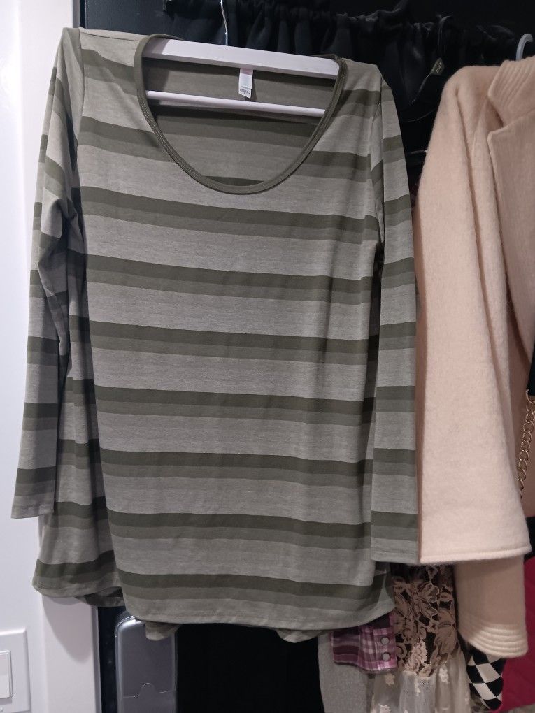 Womans LULAROE Top LARGE