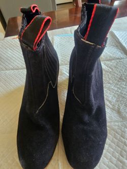 Botas de gamusa  de balletfolklórico  color negras casi nuevas talla 4 o 24 mexicano