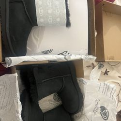 Black Bailey bow uggs 