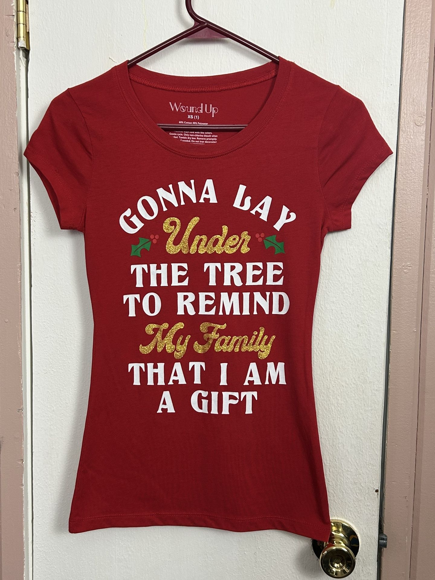 Wound Up Juniors I Am The Gift Holiday Graphic Tee Women’s XS (1)