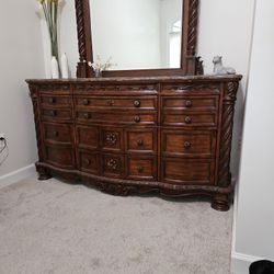 Dresser With Mirror 