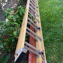 Excellent condition, 28 feet fiberglass ladder