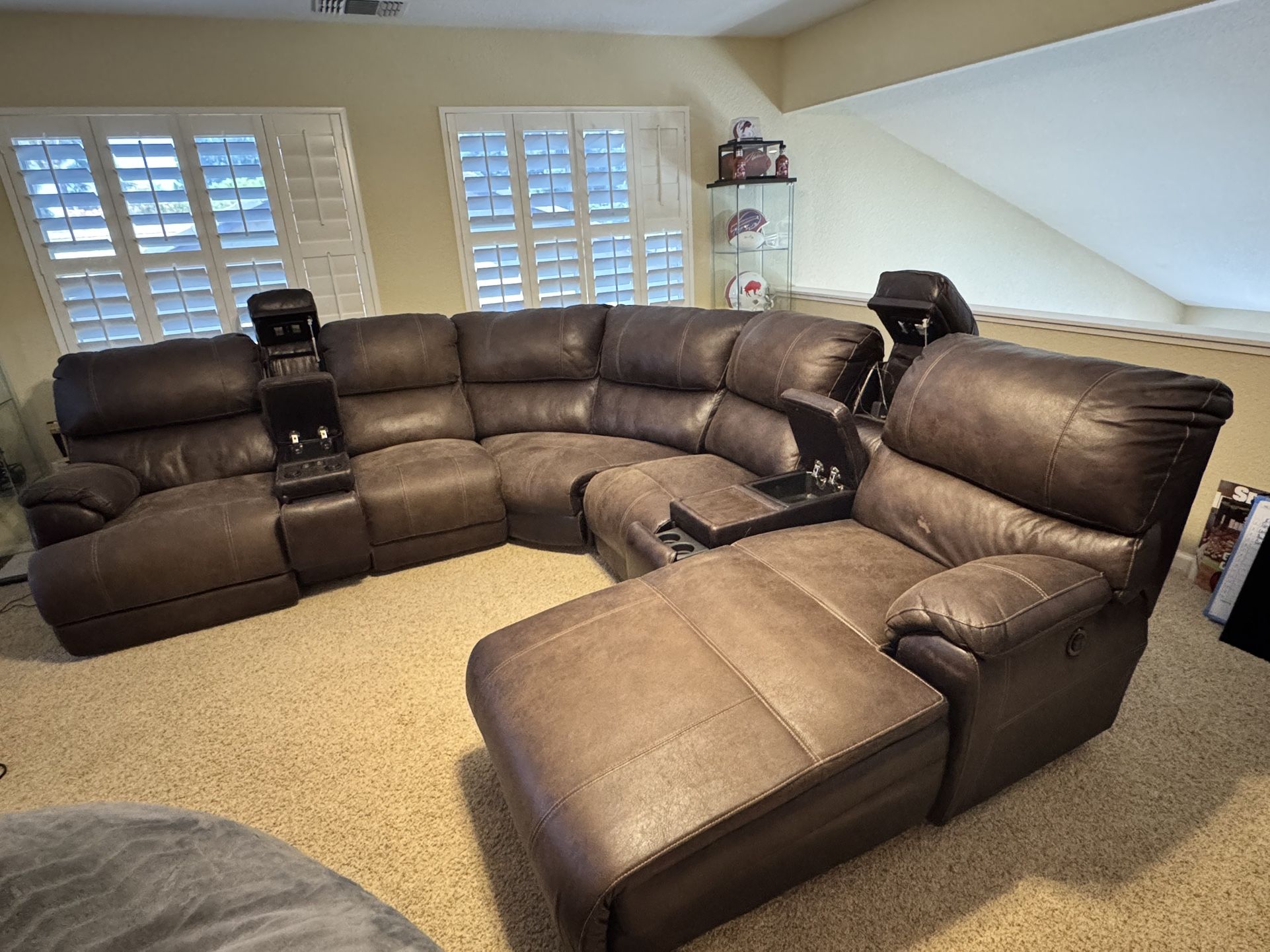 Power Reclining Sectional Couch – Excellent Condition