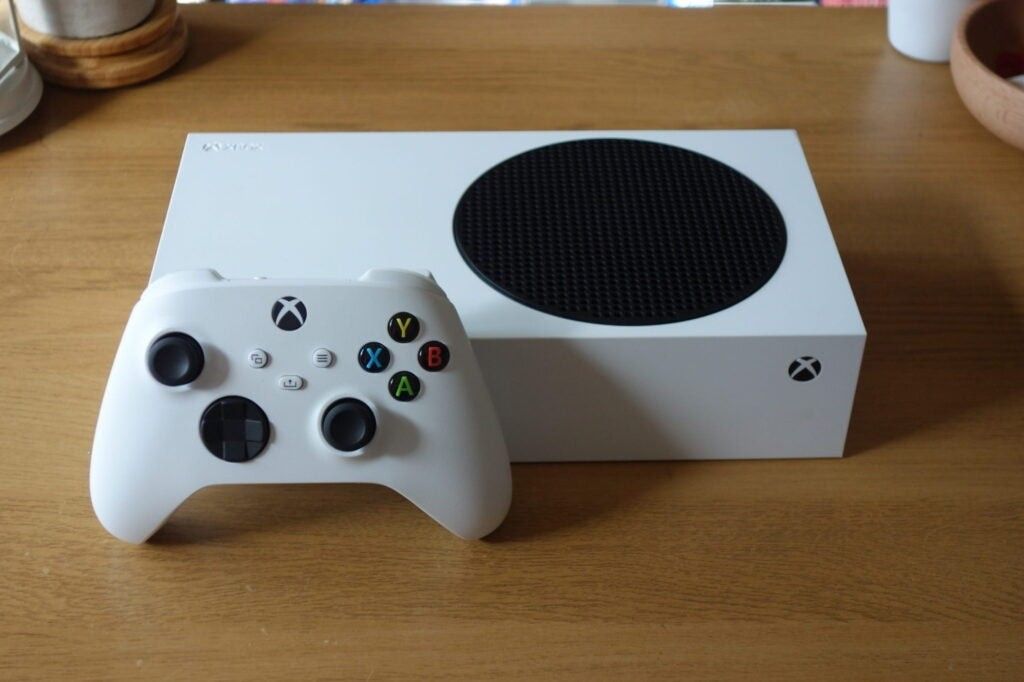 XBOX SERIES S LIKE NEW WITH CONTROLLER