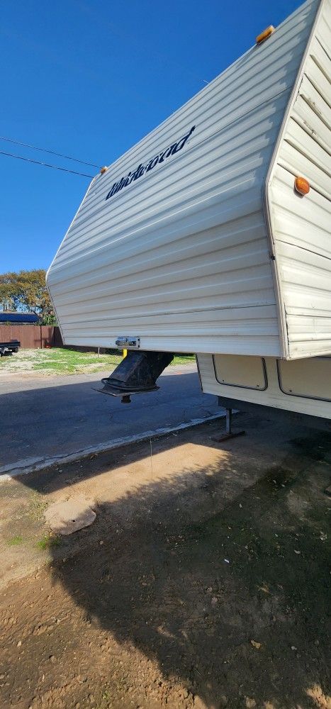 28 Foot 5th Wheel Trailer