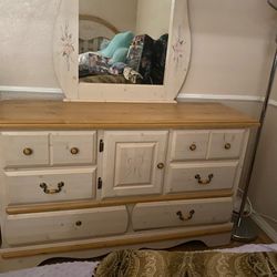 Dresser w/mirror 