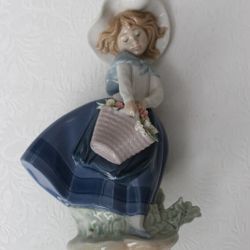 Lladro #5222 "PRETTY PICKINGS" Figurine Glossy Excellent 