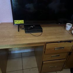 Wooden Bedroom Set COMES WITH BIG WODDEN MIRROR!!