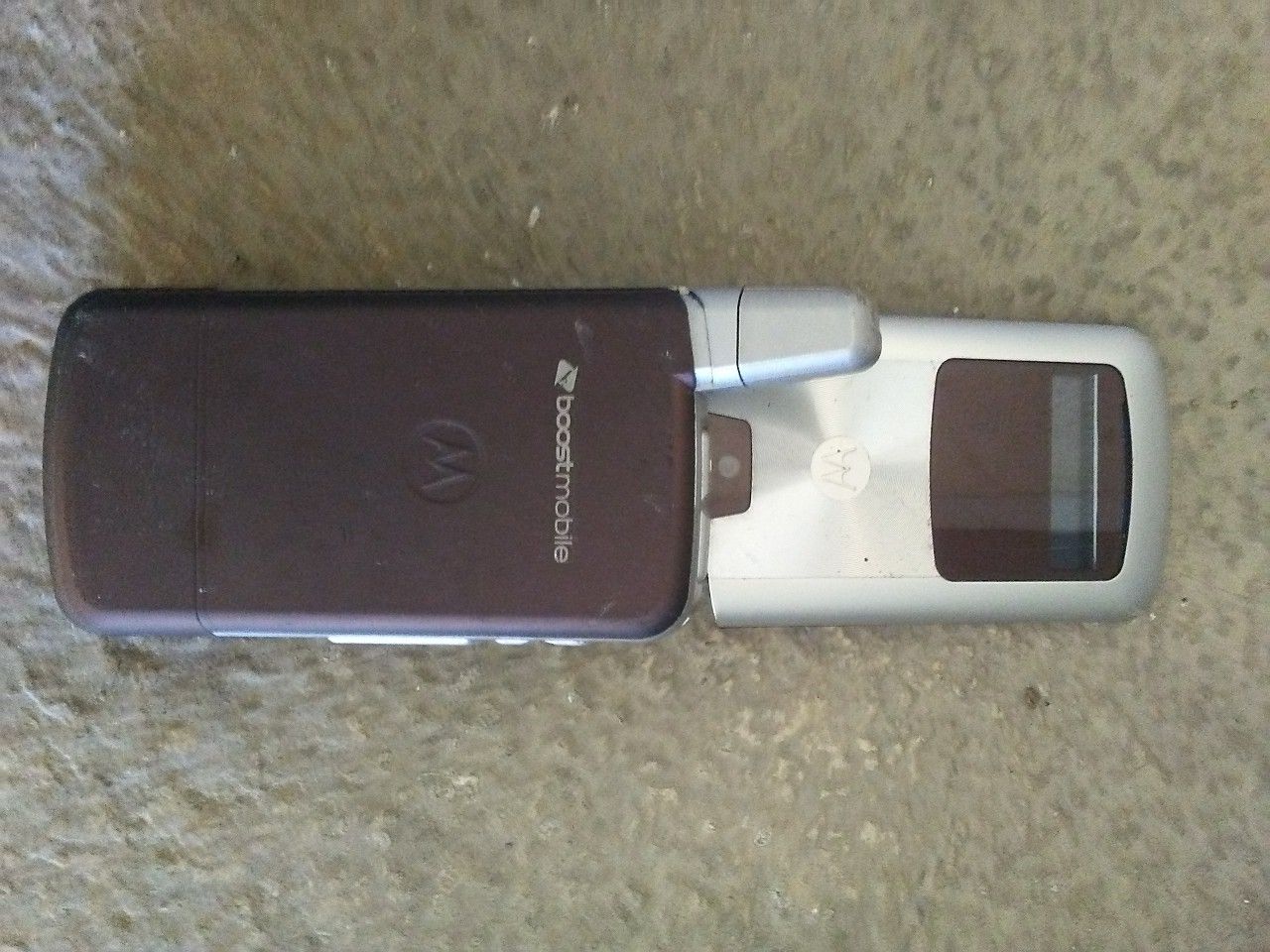 Motorola boost chirp flip phone brand new, needs battery