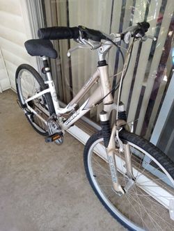 GIANT HYBRID BIKE Sedona dx