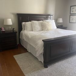 Beautiful King Bedroom set. 5 Piece 
