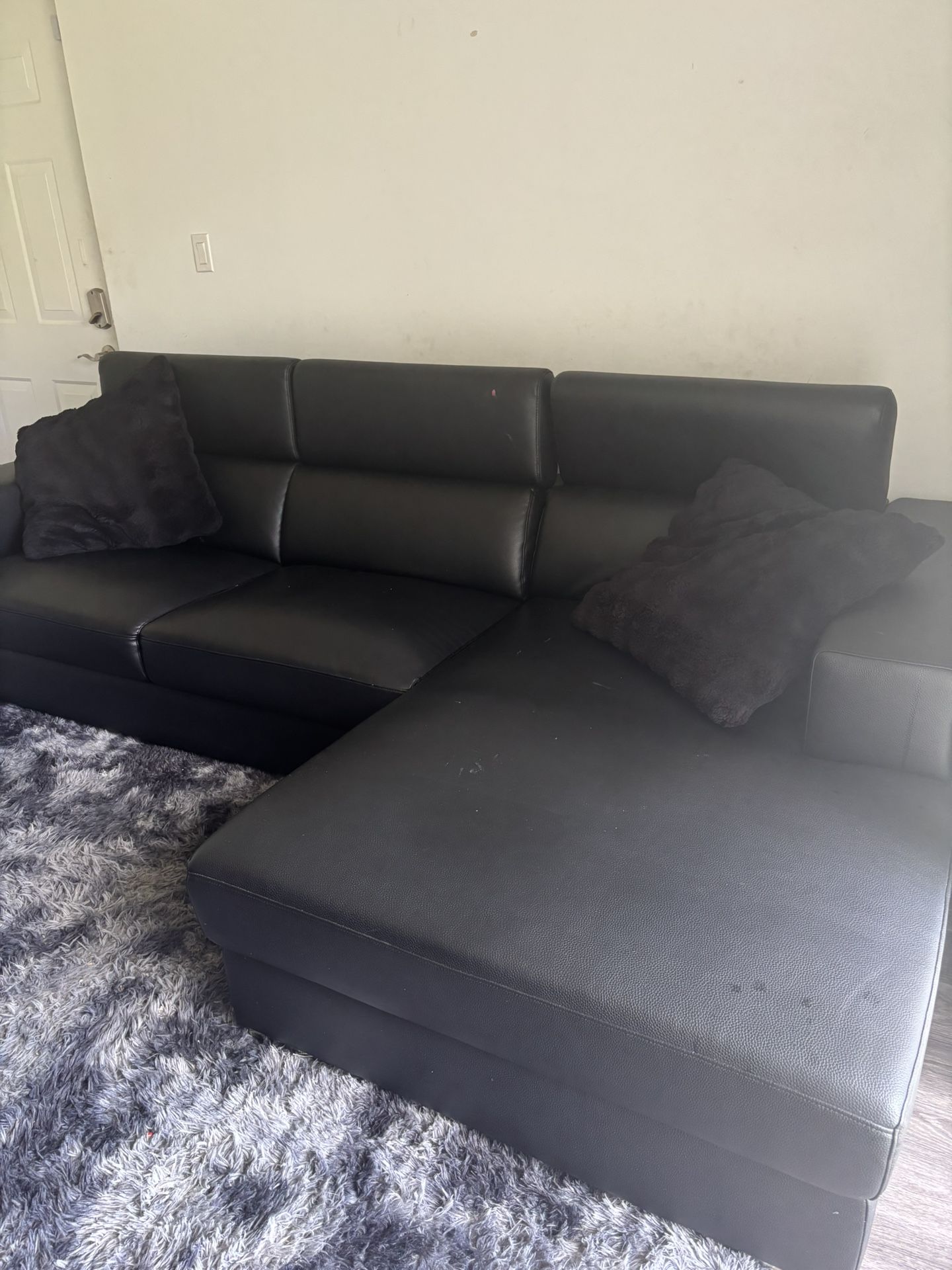 Sleek Black Leather Sectional Couch - Modern & Comf