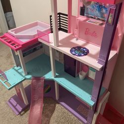 Barbie Dream house - Like New! 