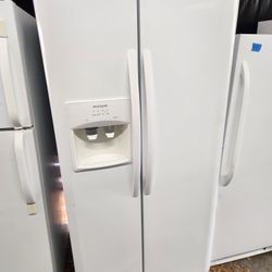 Frigidaire Side-By-Side Fridge 33"W 