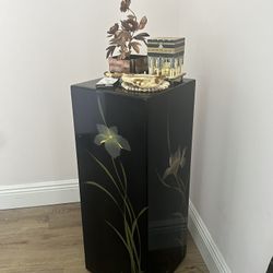 Black enamel pedestal with flowers